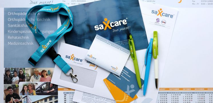 Printmedien saXcare GmbH und saXcare PED GmbH, Visitenkarten, Schreibtischauflagen, Kugelschreiber, Haftnotizen und vieles mehr